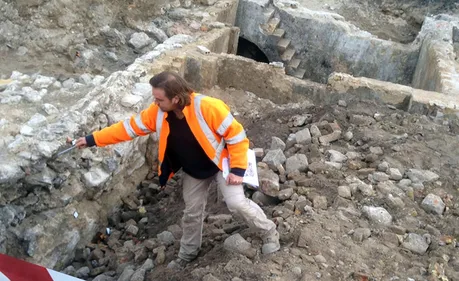 Des caves du 19ème siècle découvertes sous la Place de France