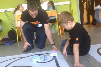 A Langevin, les collégiens ont appris à programmer un petit robot