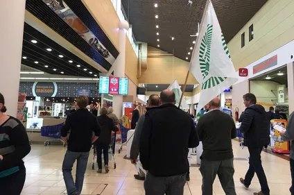Les agriculteurs se sont mobilisés ce matin devant les magasins...