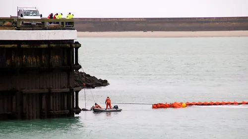 Des boudins flottants déployés dans le port pour lutter contre une...