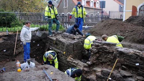 Des vestiges du Moyen-âge découverts sous la promenade des remparts !