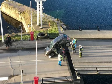 Une voiture force le passage... et se rate !