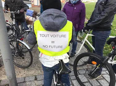 Une cinquantaine de cyclistes manifeste pour revendiquer la place...