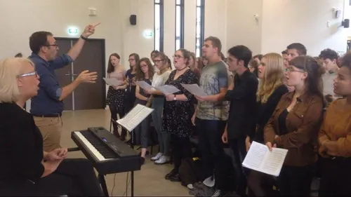 300 collégiens et lycéens sur scène avec la chanteuse Anne Ducros,...