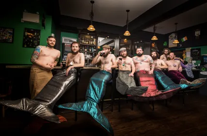 Après les dieux du stade voici.... les sirènes barbues !