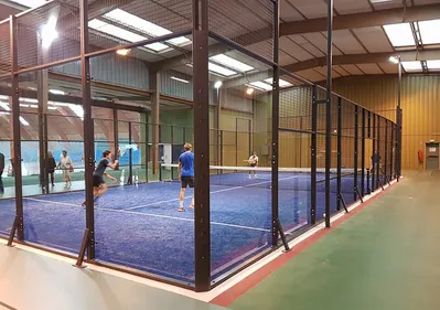 Du tennis + du squash + de la raquette de plage = le padel