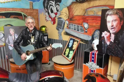 Une cinquantaine de fans rendent hommage à Johnny en musique