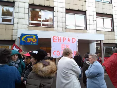 Une quarantaine de personnes réunies ce matin à l’entrée de l’EHPAD...