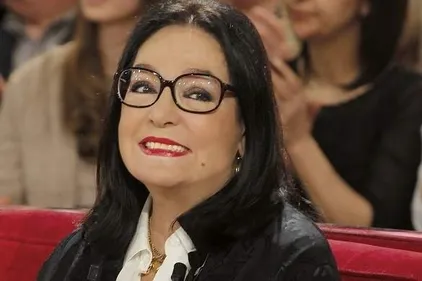 Nana Mouskouri reprend une chanson d'Amy Winehouse !