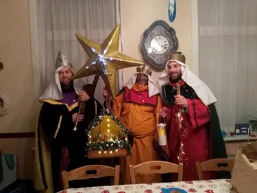 Les rois mages à la porte des maisons