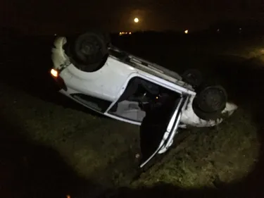 Watten : une voiture abandonnée après un accident.