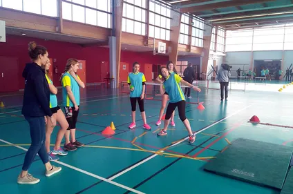 Ardres : des collégiens coachés en athlétisme par la...