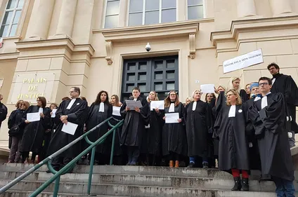 70 robes noires ce matin sur les marches du tribunal de Dunkerque