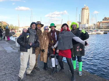 Des milliers de masquelours sous le soleil pour la bande de...