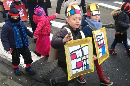 Des maternelles apprennent l’art grâce au carnaval !