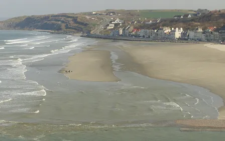 Formation d'une cuvette sur la plage, un danger pour les promeneurs