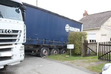 Un poids lourd bloque une route et endommage une maison à Craywick