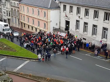 En colère, environ 200 retraités ont manifesté devant la...