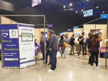 Une centaine d'exposants présents au Salon du Travail du Pays de...