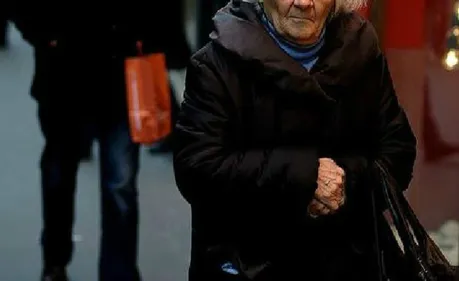 Une dame âgée se fait voler son sac en pleine rue, un individu...