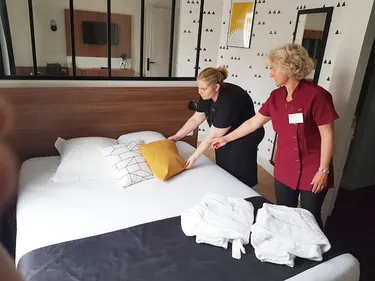 13 personnes en formation de femme de chambre pour répondre aux...