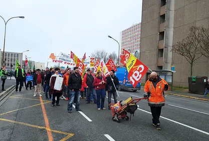 250 personnes défilent en centre-ville pour le 1er mai