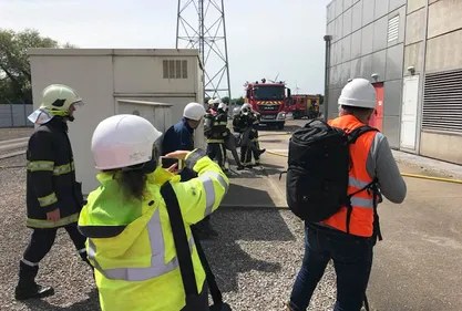 Grosse opération de secours autour d’un transformateur électrique à...