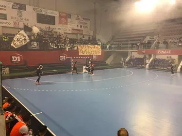 De l'ambiance au Futsal à Dunkerque, les jeunes du SCRA champions...
