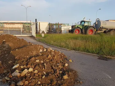 Une centaine d’agriculteurs bloquent le dépôt de carburant de Total
