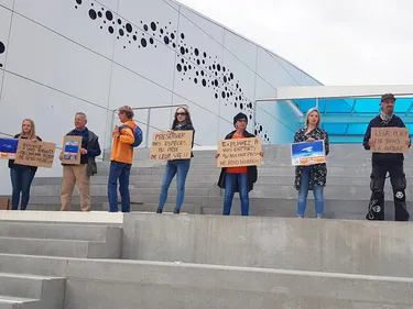 Une vingtaine de militants de la cause animale ont manifesté devant...