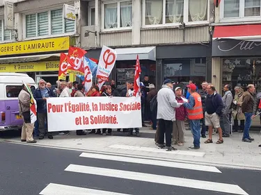 Une trentaine de retraités manifestent devant la permanence du...