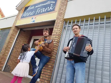 Des musiciens devant l’école Anne Frank pour la fête de la musique