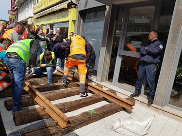 Les cheminots installent des rails en pleine rue