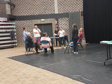 Tout le Monde veut prendre sa place… dans la bonne humeur à...