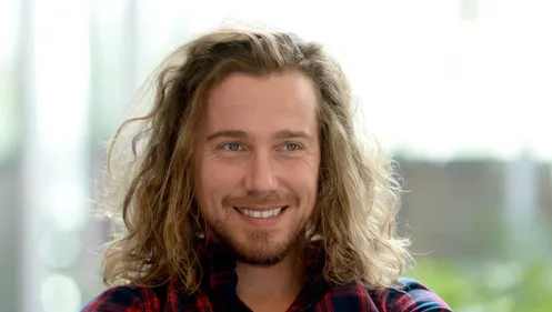 Julien Doré a trouvé son sosie dans "Pekin Express"