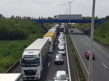 Trafic perturbé sur l'A16 après un accident entre poids-lourds