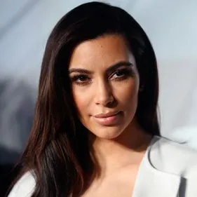 Kim Kardashian adopte le look “claquettes-chaussettes”