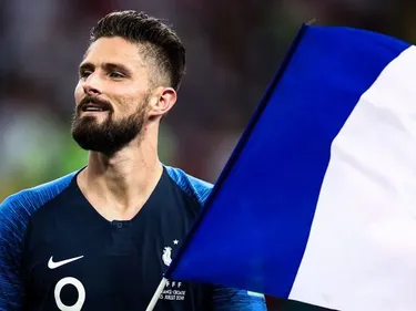 Olivier Giroud tient sa promesse et se rase la tête