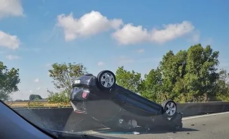 Une voiture sur le toit sur l'A16, à hauteur de Téteghem