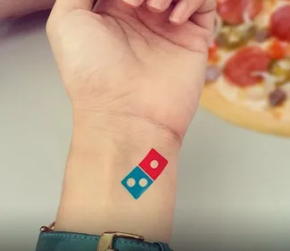 Russie : ils se font tatouer le logo de Domino's pizza pour...100...