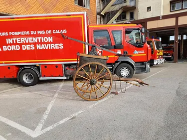 Une pompe à bras de 1850, ancêtre du matériel des pompiers, restaurée
