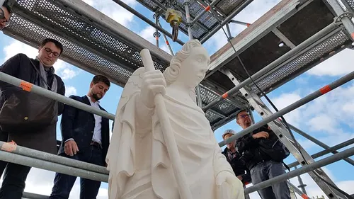 Une nouvelle statue de Saint-Michel au sommet de la cathédrale