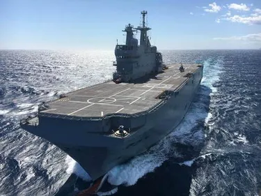 Un hélicoptère s'écrase sur un bateau de la marine nationale