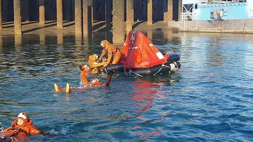 Les élèves du lycée maritime apprennent les gestes de survie dans...