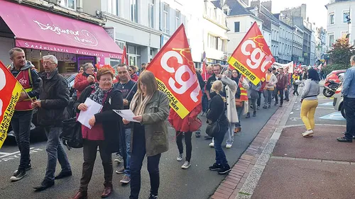 Entre 4 et 500 personnes ont défilé contre la politique d’Emmanuel...