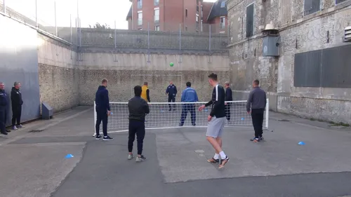 Les joueurs de l'USLD auprès des détenus de la maison d'arrêt de...