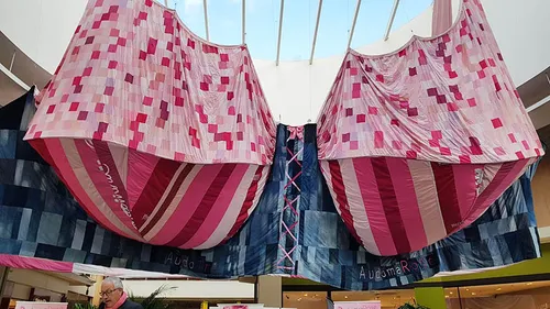 Le plus grand soutien-gorge du monde exposé dans le hall d’Auchan !