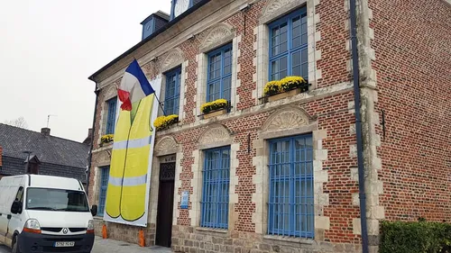 A Morbecque, la commune affiche son soutien sur la façade de...