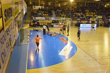 Hazebrouck face à un mur