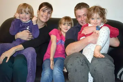 Jade et Louane, petites filles handicapées de 4 ans, se battent...